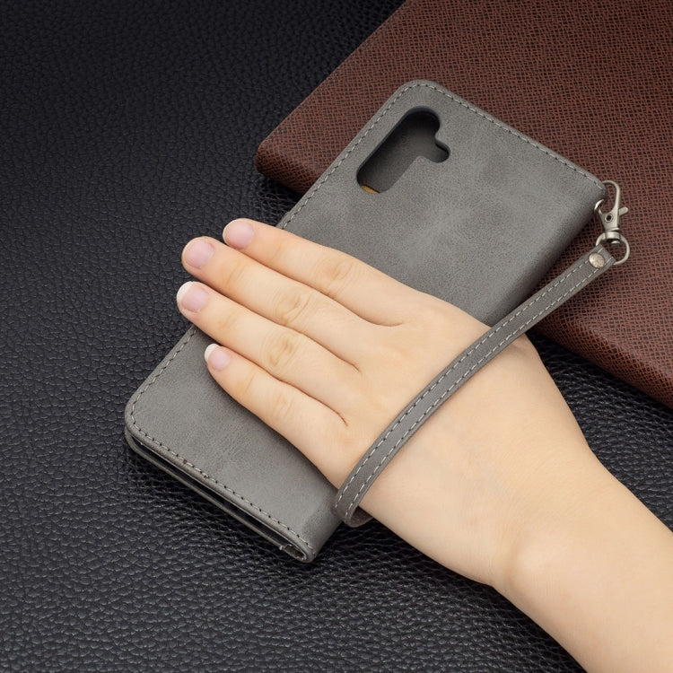 LAMBSKIN Knižkové puzdro pre Samsung Galaxy A13 5G / A04s - sivé