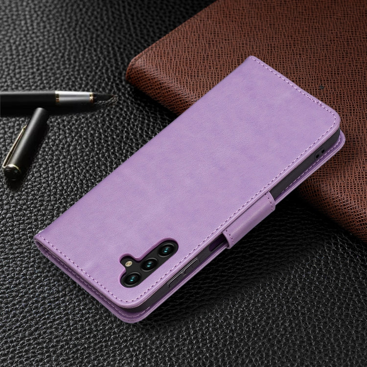 BUTTERFLY Knižkové puzdro pre Samsung Galaxy A13 5G / A04s - fialové