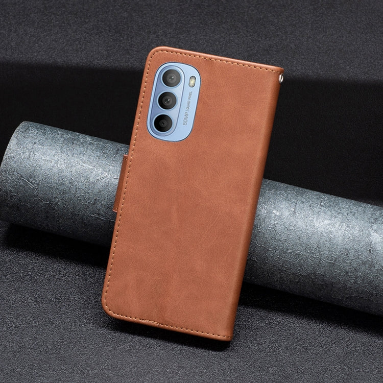 LAMBSKIN Knižkové puzdro pre Motorola Moto G31 / G41 - hnedé