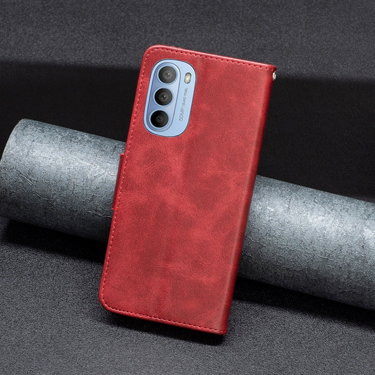 LAMBSKIN Knižkové puzdro pre Motorola Moto G31 / G41 - červené