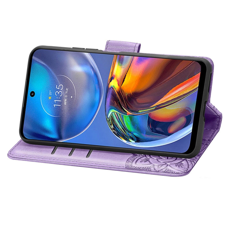 BUTTERFLY Knižkové puzdro pre Motorola Moto E32 / E32s - fialové