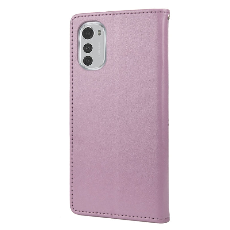 BUTTERFLY Knižkové puzdro pre Motorola Moto E32 / E32s - fialové 02