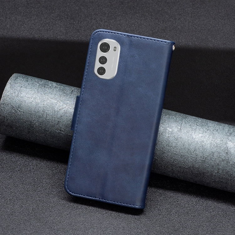LAMBSKIN Knižkové puzdro pre Motorola Moto E32 / E32s - modré