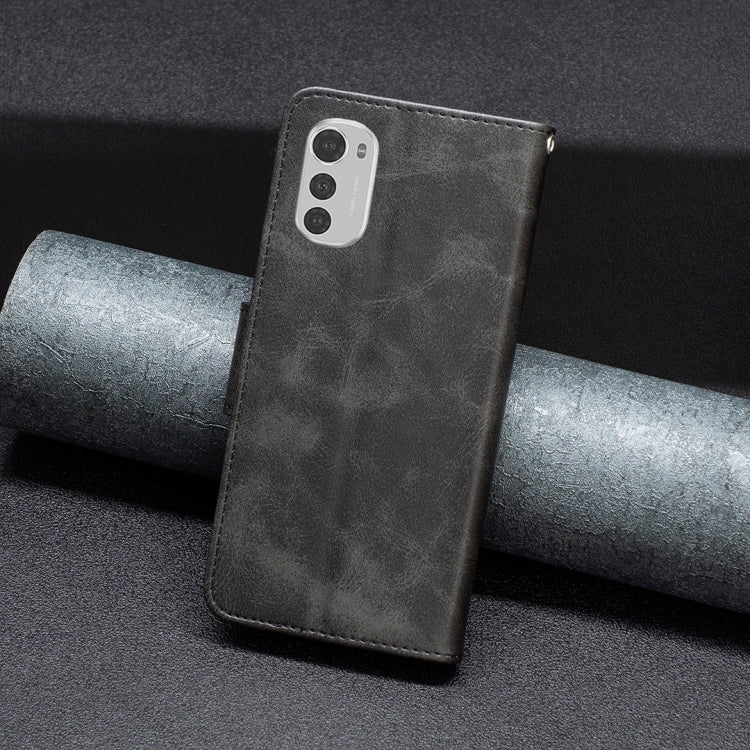 LAMBSKIN Knižkové puzdro pre Motorola Moto E32 / E32s - čierne