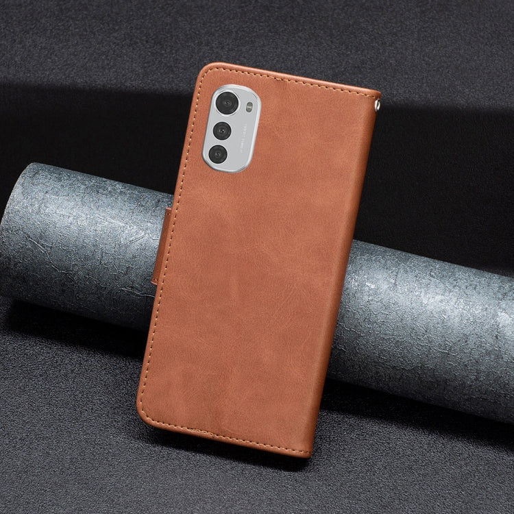 LAMBSKIN Knižkové puzdro pre Motorola Moto E32 / E32s - hnedé