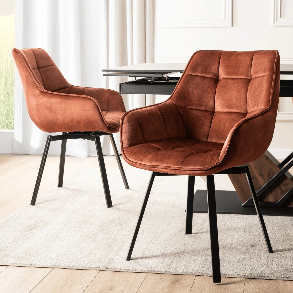 Jedálenská stolička LUNA – otočná, hrdzavý zamat, čierne nohy – foto 2